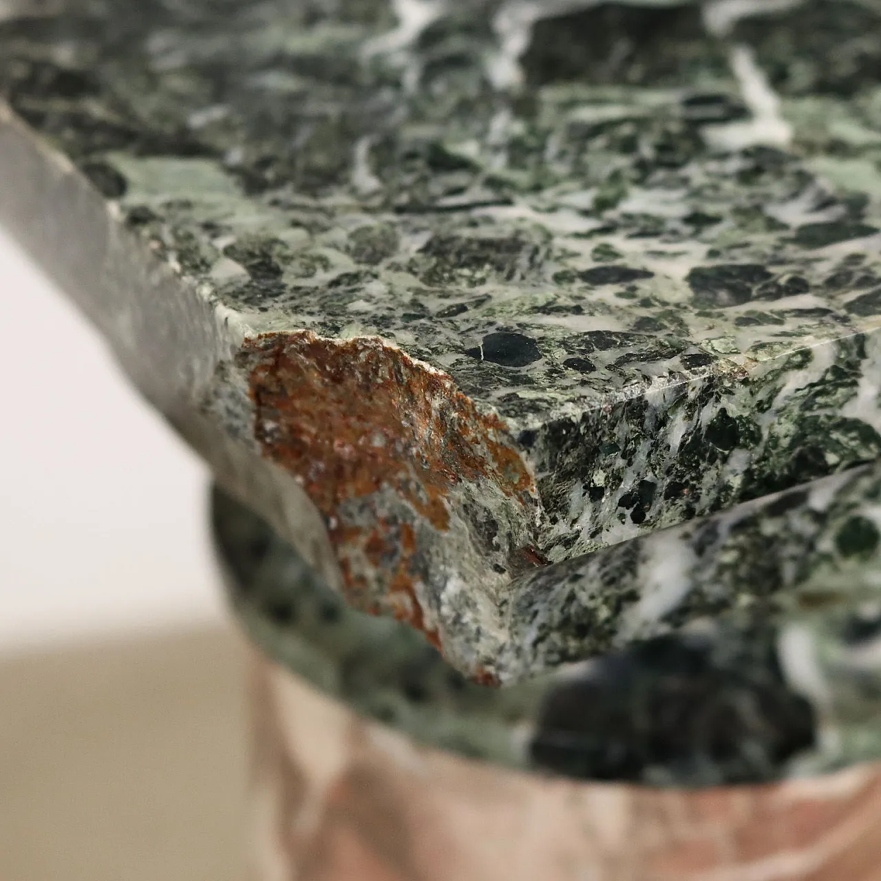 Colonna portabusto in marmo Macchia Vecchia e marmo Verde Alpi 6