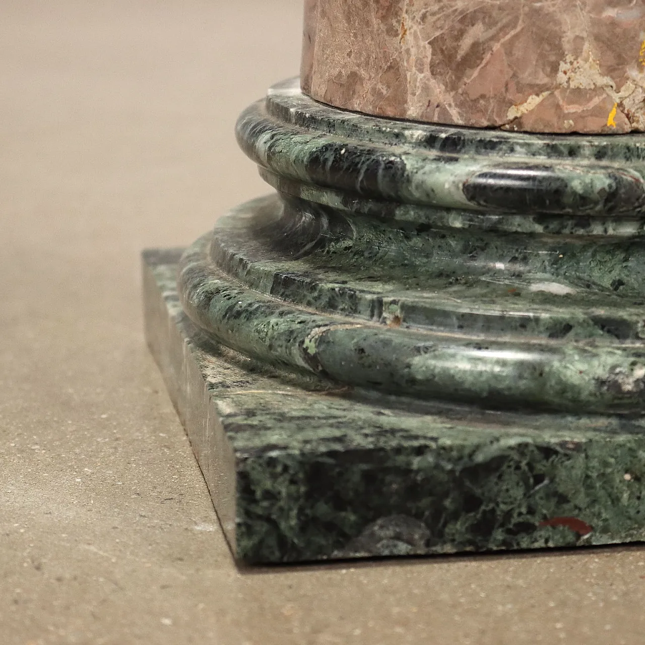 Colonna portabusto in marmo Macchia Vecchia e marmo Verde Alpi 9