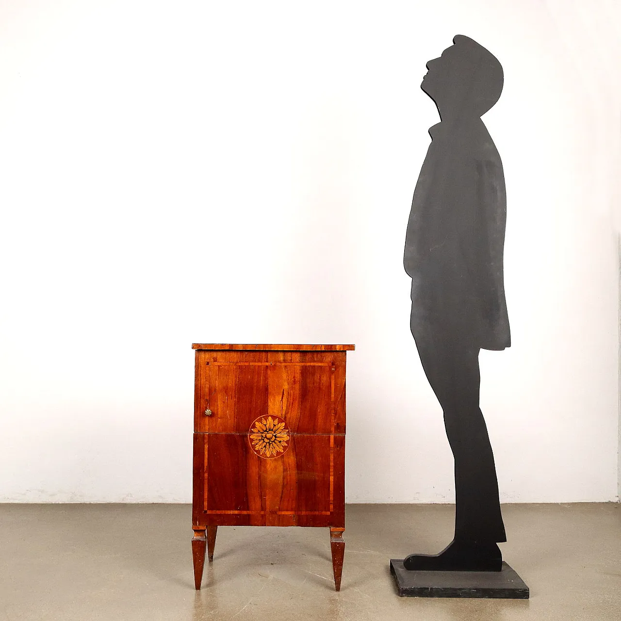 Comodino in noce e acero con piedini tronco-piramidali, '700 2