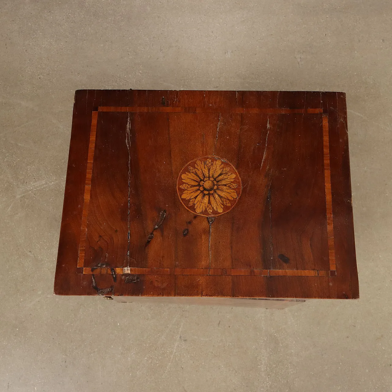 Comodino in noce e acero con piedini tronco-piramidali, '700 3