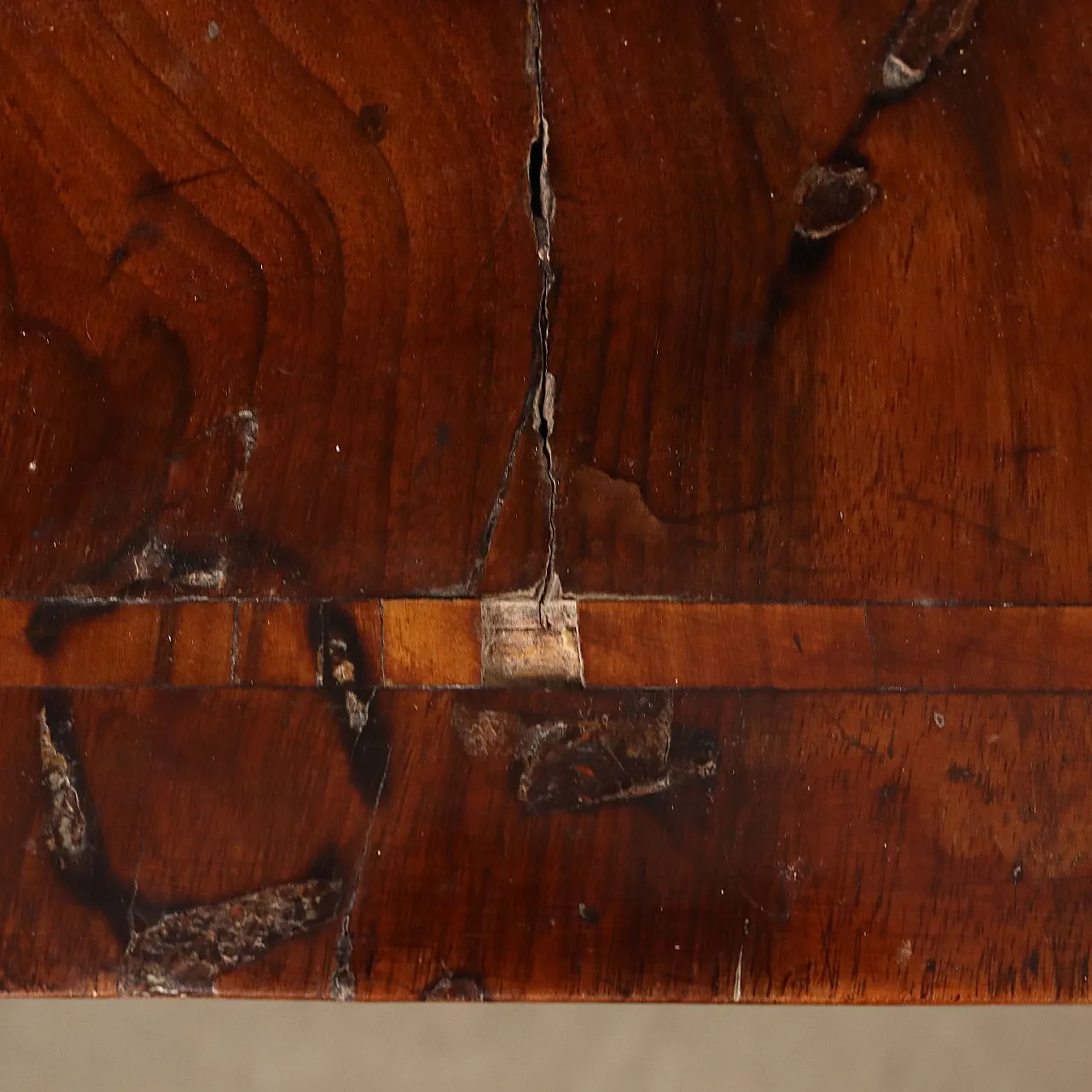 Comodino in noce e acero con piedini tronco-piramidali, '700 5