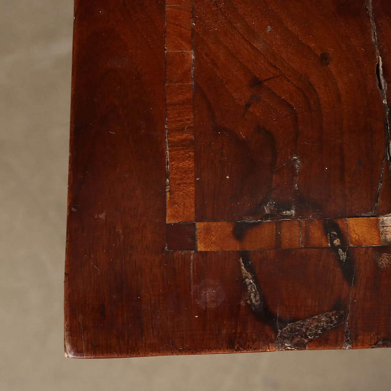 Comodino in noce e acero con piedini tronco-piramidali, '700 6