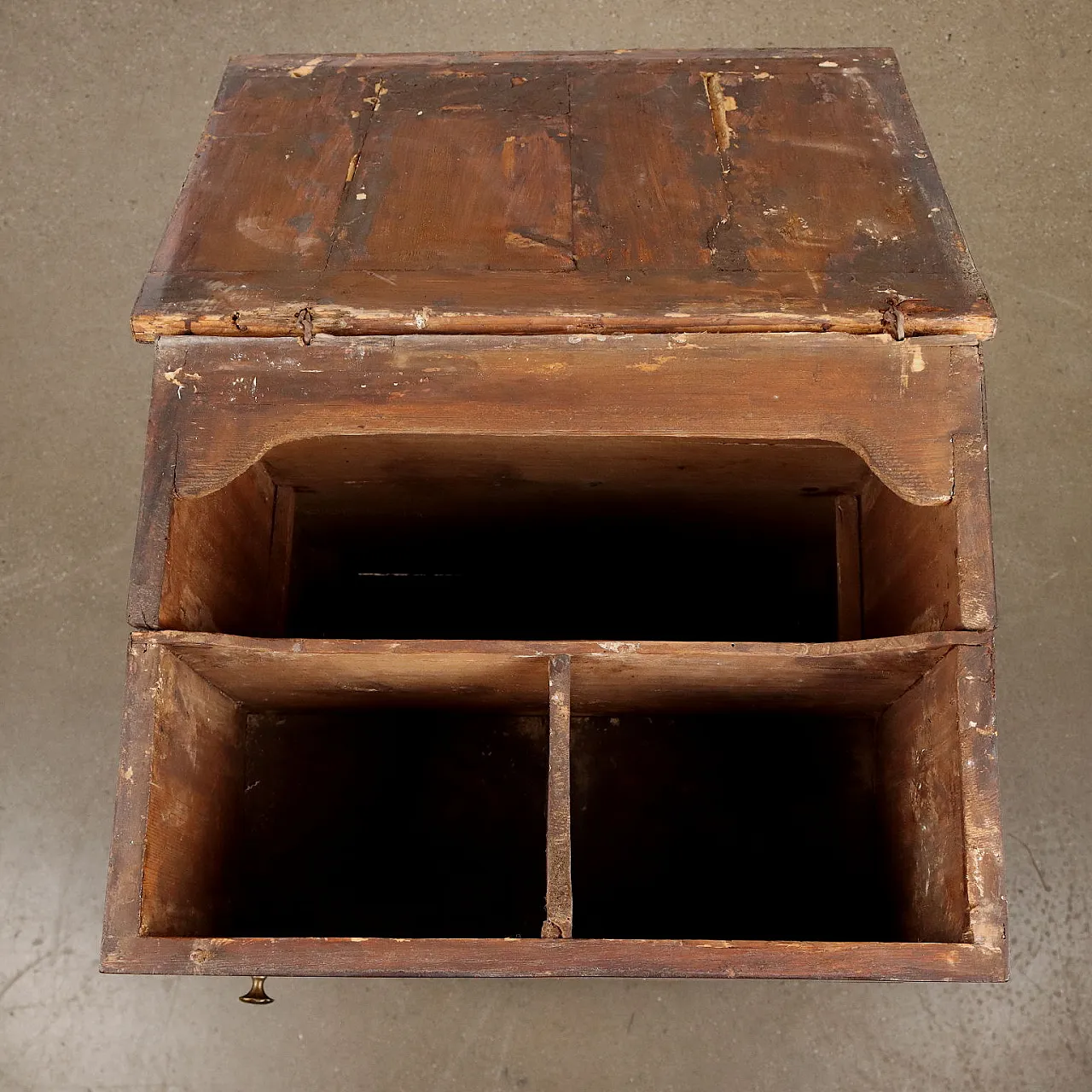 Comodino in noce e acero con piedini tronco-piramidali, '700 7