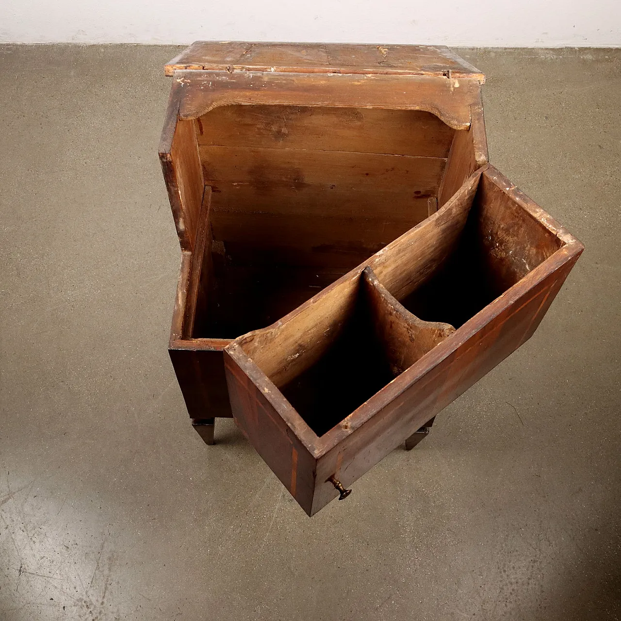 Comodino in noce e acero con piedini tronco-piramidali, '700 8