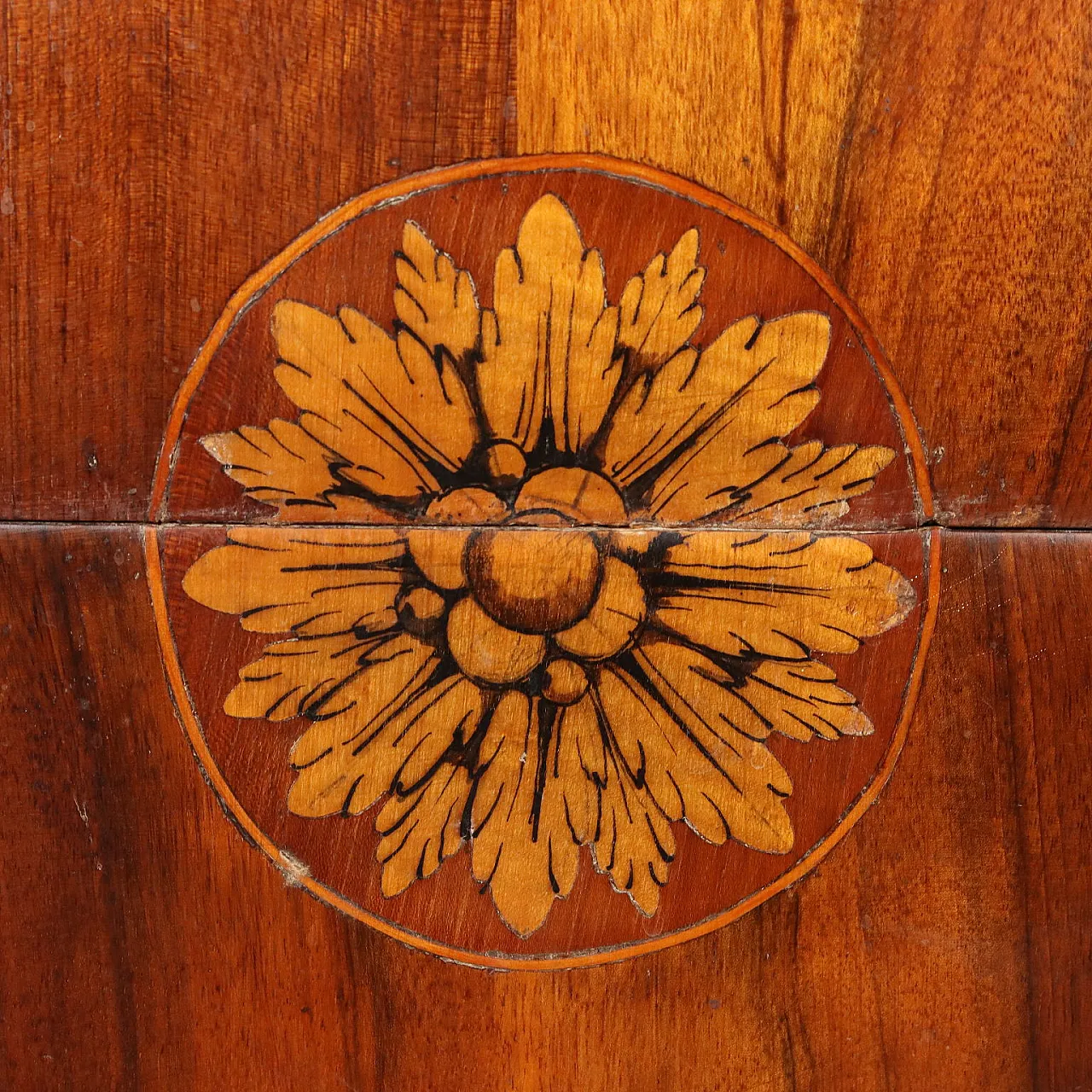 Comodino in noce e acero con piedini tronco-piramidali, '700 10