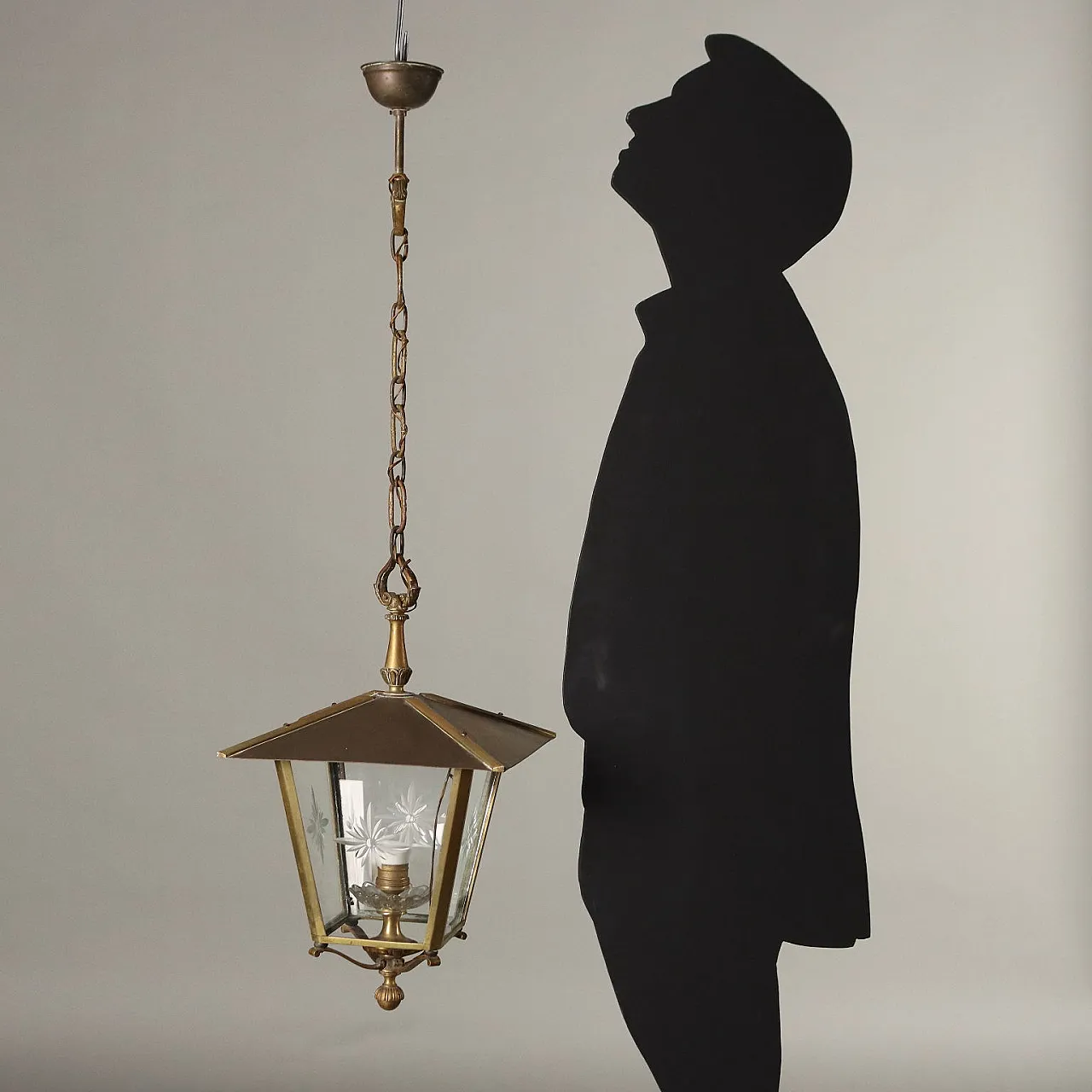 Coppia di lanterne in ottone e vetro decorato, inizio '900 2