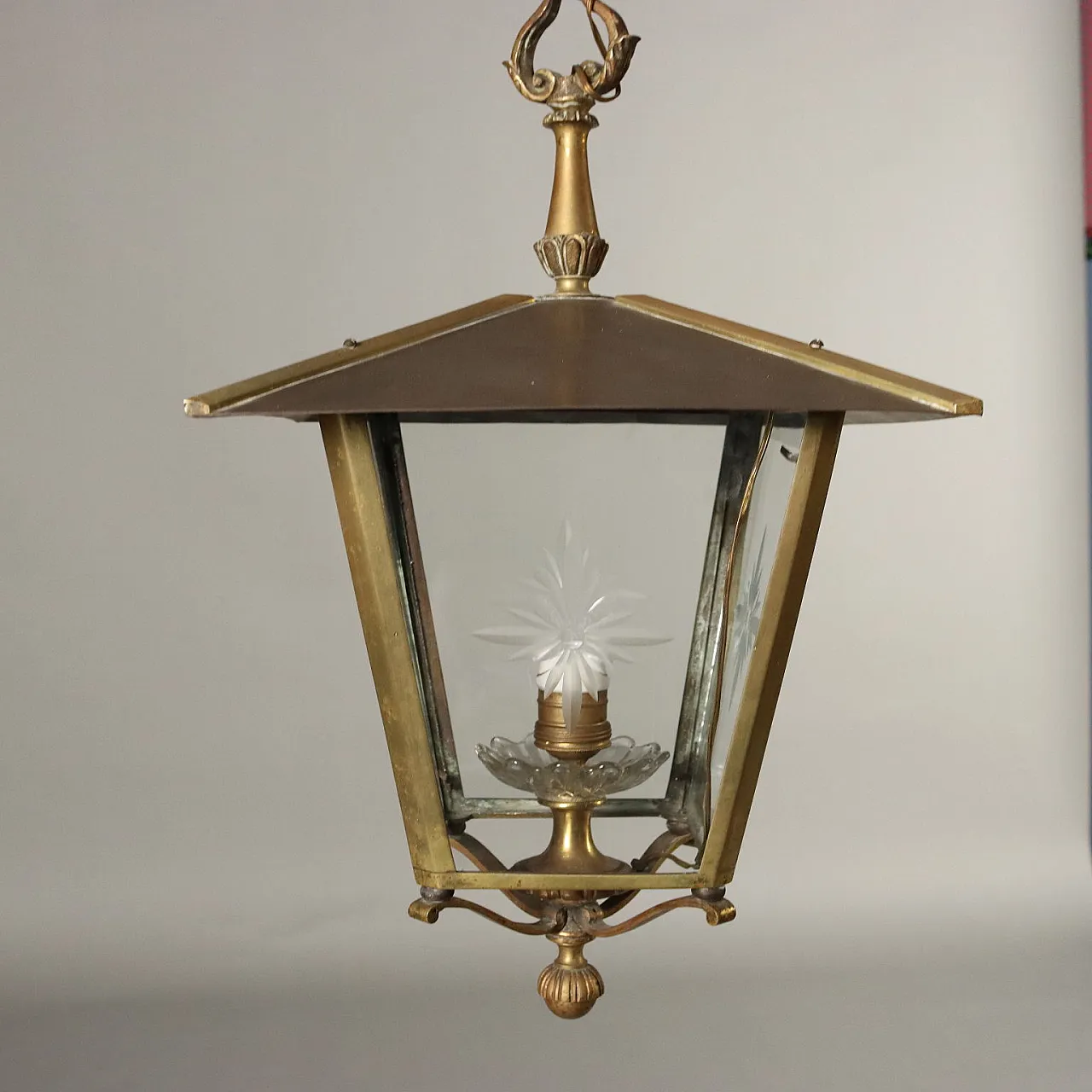 Coppia di lanterne in ottone e vetro decorato, inizio '900 3