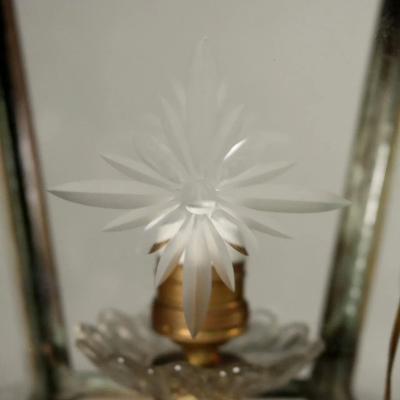 Coppia di lanterne in ottone e vetro decorato, inizio '900 4