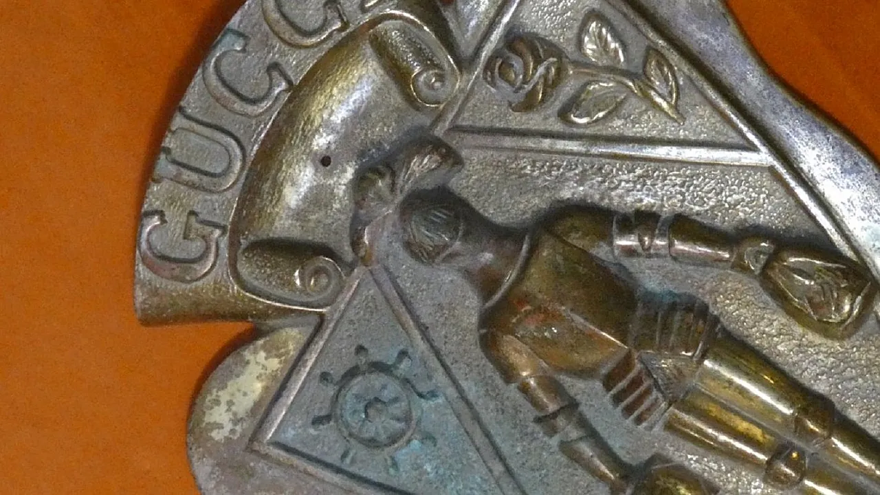 Guccio Gucci High Relief Coat of Arms in Cast Bronze, Italy, 20th Century 17