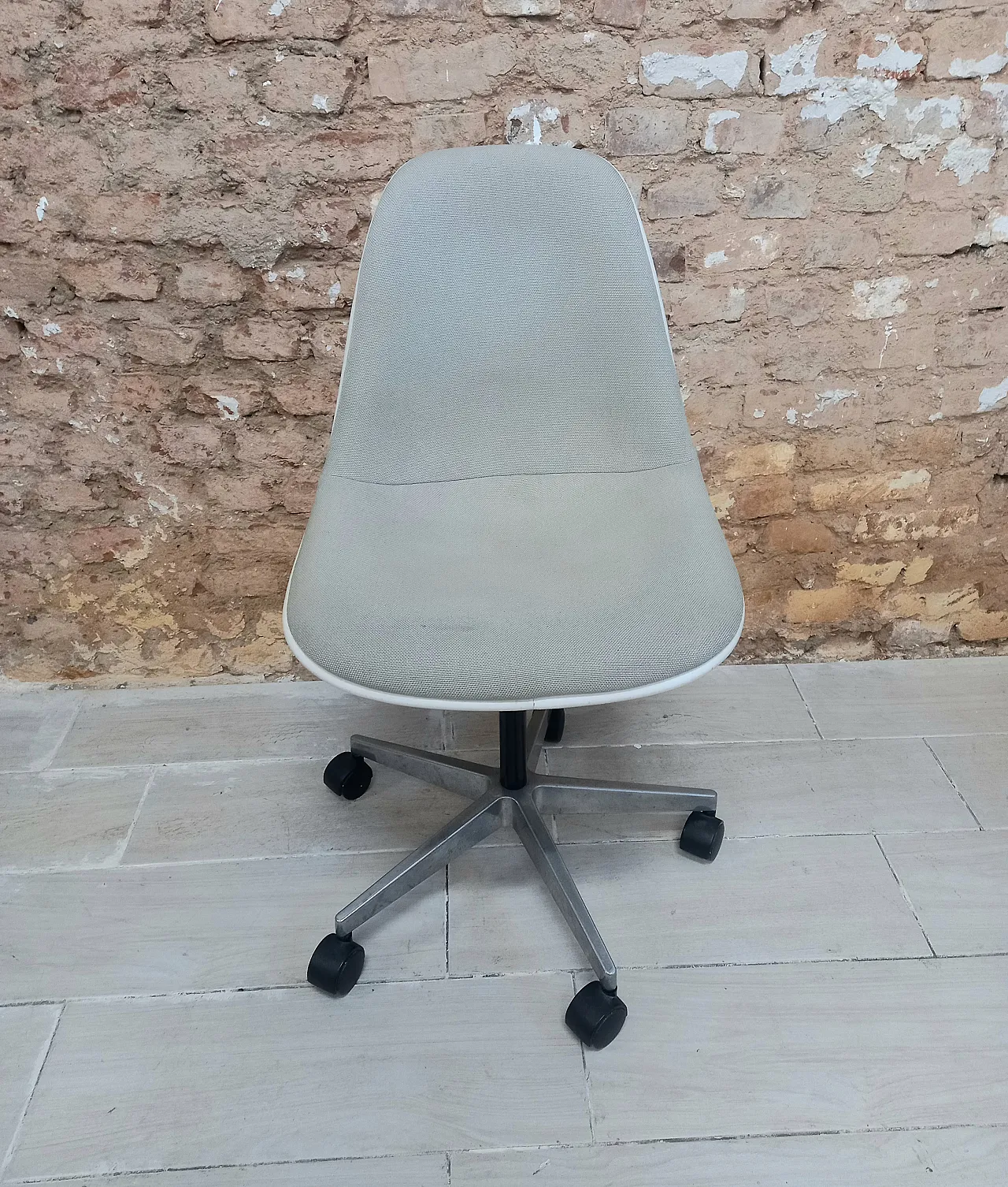 Sedia con rotelle in vetroresina di Charles Eames, anni '70 2