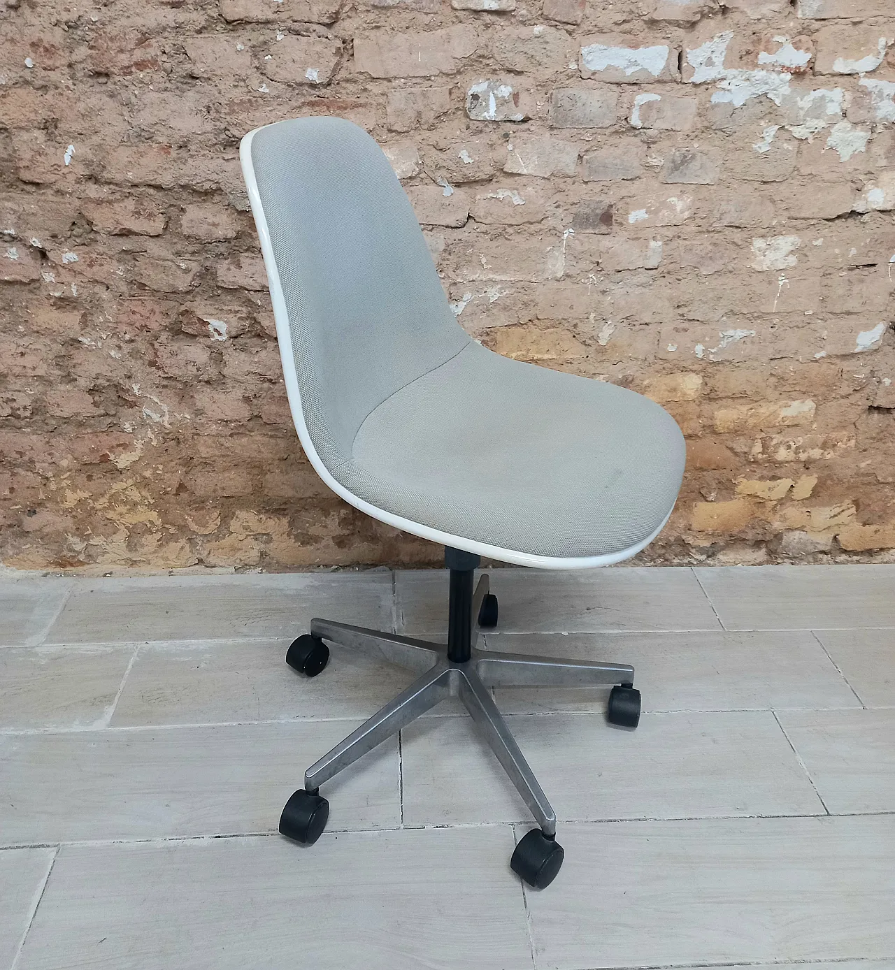 Sedia con rotelle in vetroresina di Charles Eames, anni '70 3