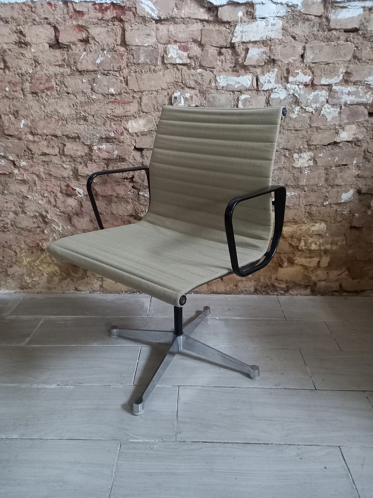 Office armchair by  Charles Eames for Aluminum Group, 70s 1