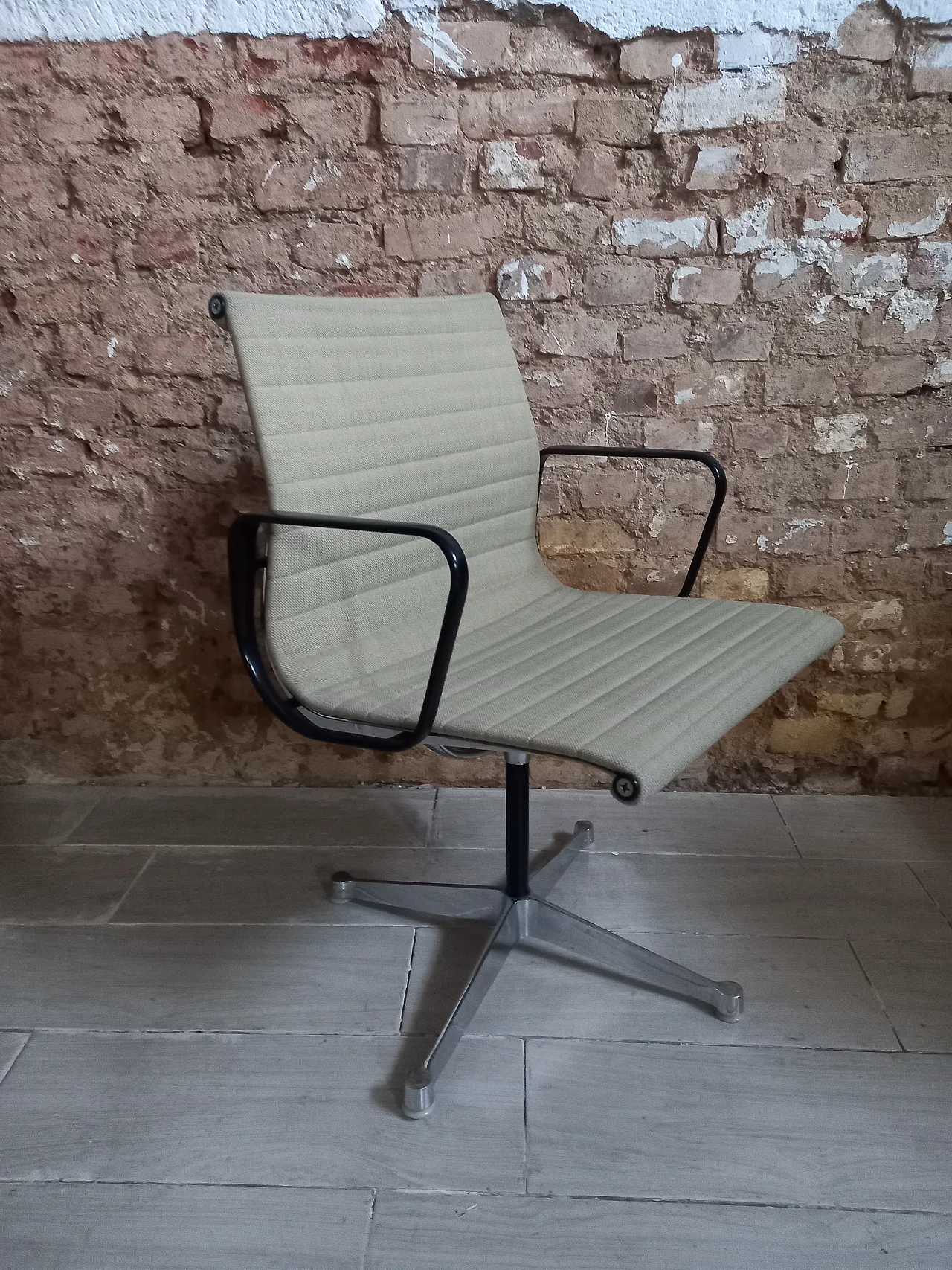 Office armchair by  Charles Eames for Aluminum Group, 70s 3