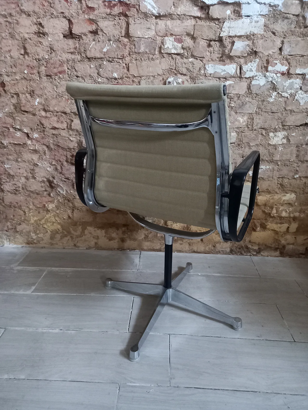 Office armchair by  Charles Eames for Aluminum Group, 70s 4
