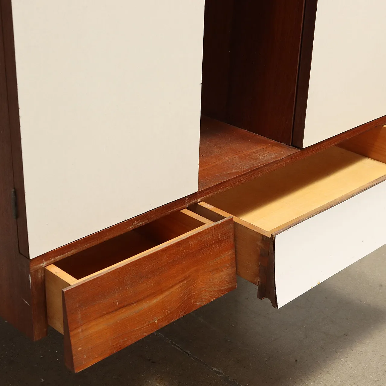 Libreria in teak e formica con piedini regolabili in ottone, anni '60 5