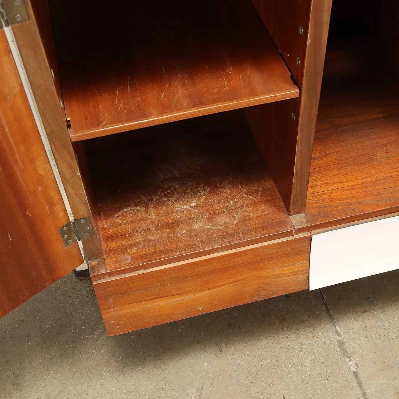 Libreria in teak e formica con piedini regolabili in ottone, anni '60 7