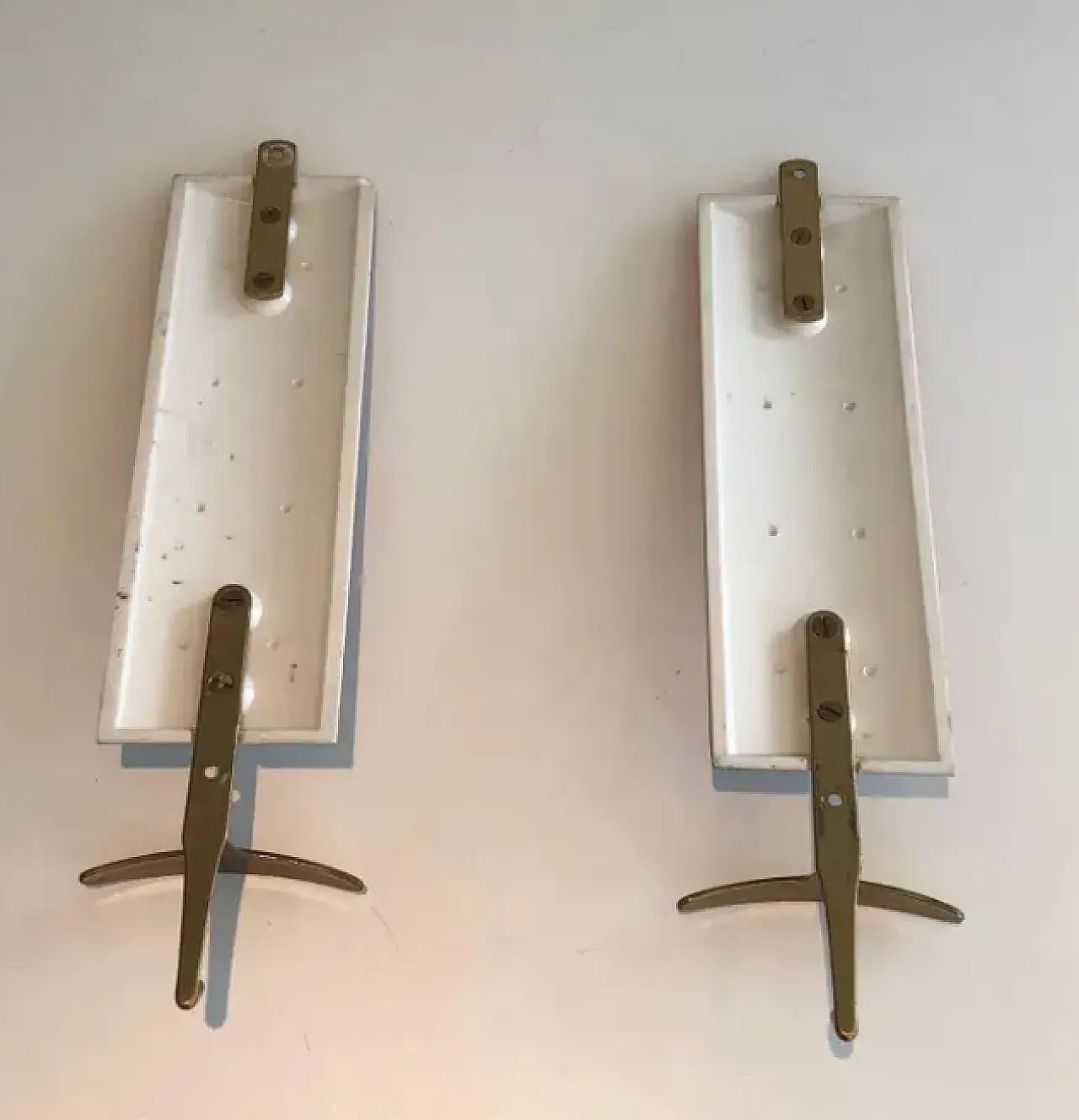 Coppia di appendiabiti in ottone e plastica, anni '70 7