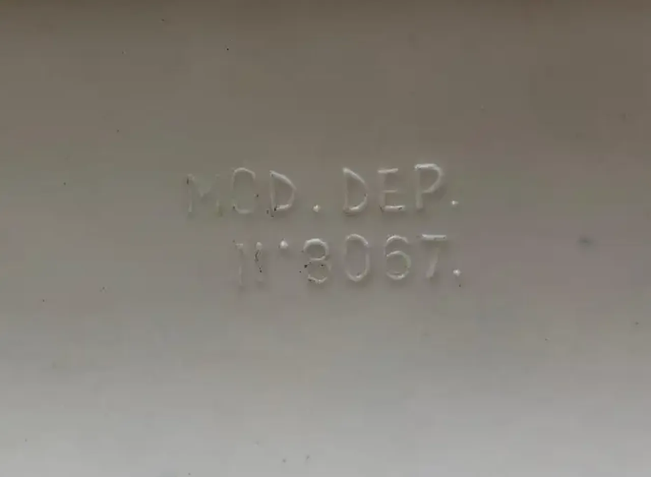 Coppia di appendiabiti in ottone e plastica, anni '70 8