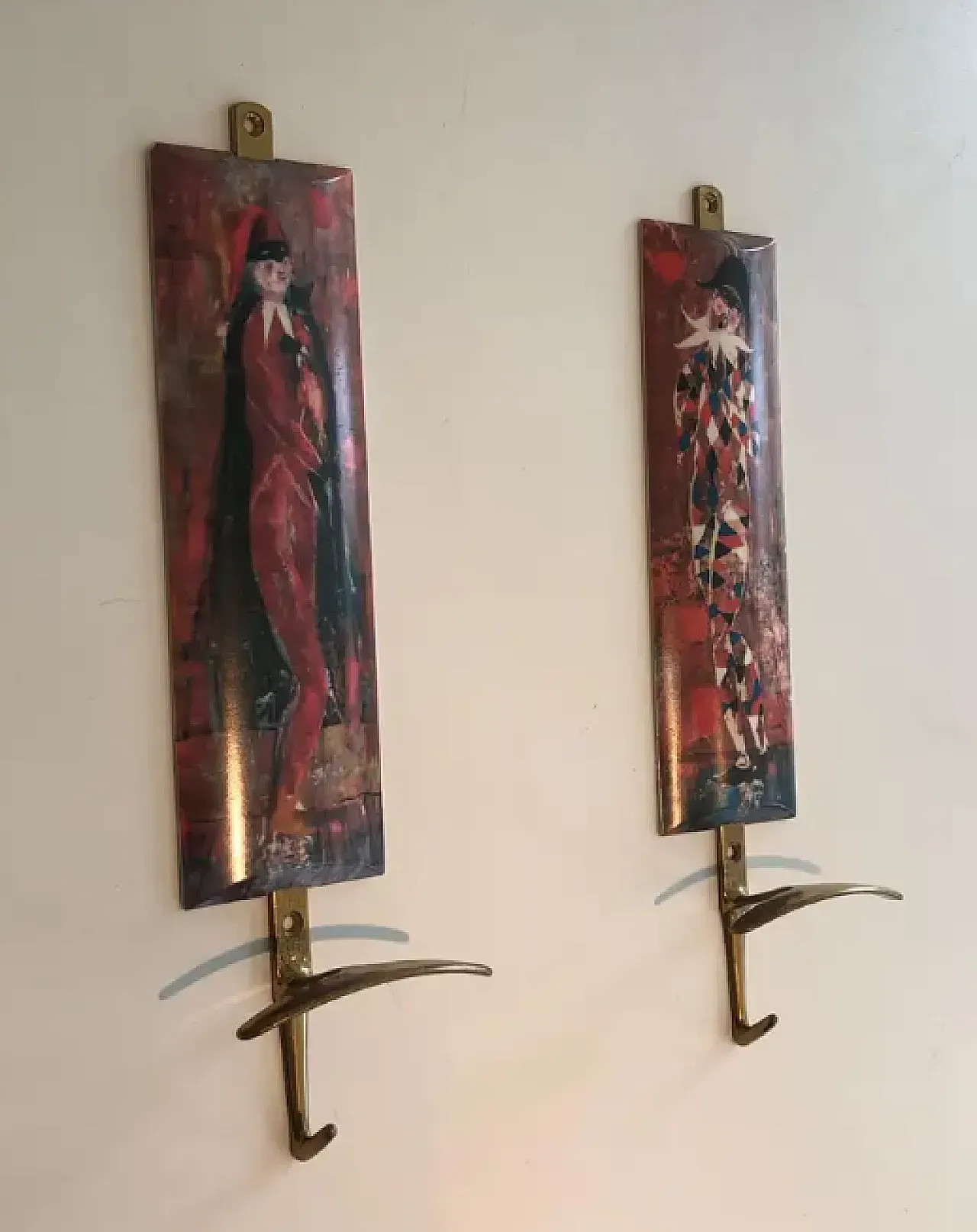 Coppia di appendiabiti in ottone e plastica, anni '70 9