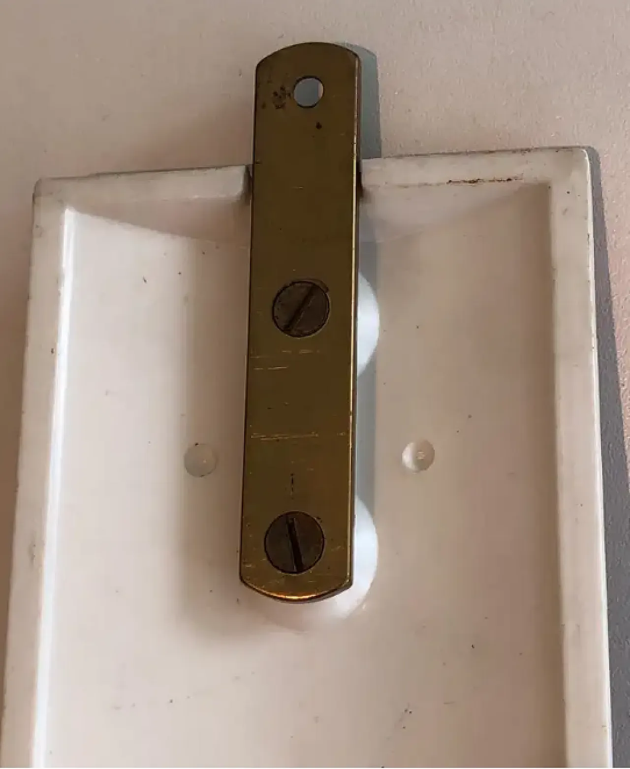 Coppia di appendiabiti in ottone e plastica, anni '70 10