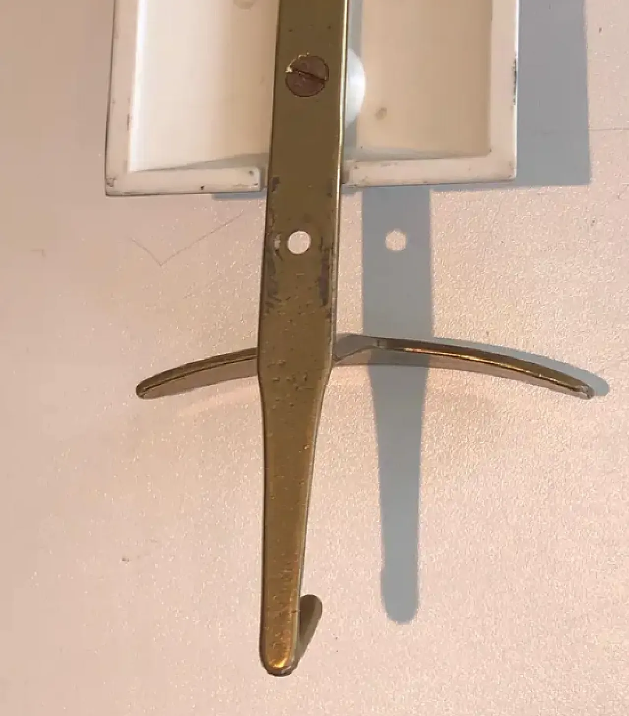Coppia di appendiabiti in ottone e plastica, anni '70 11