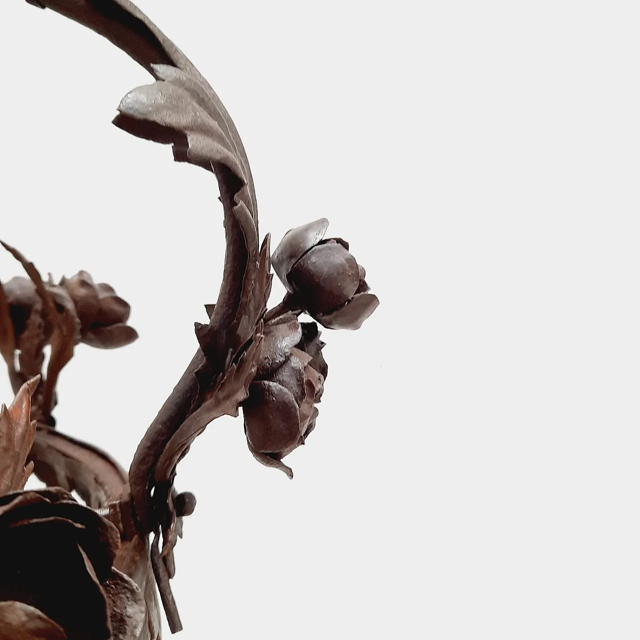 Entrance lamp in iron with bunches of roses, 10s 4