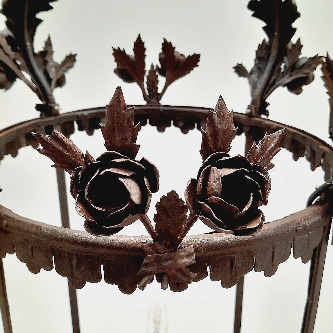Entrance lamp in iron with bunches of roses, 10s 6