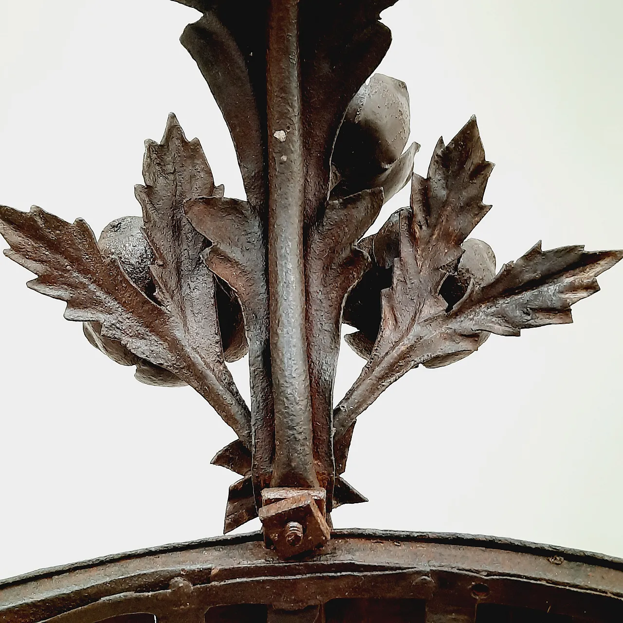 Entrance lamp in iron with bunches of roses, 10s 9