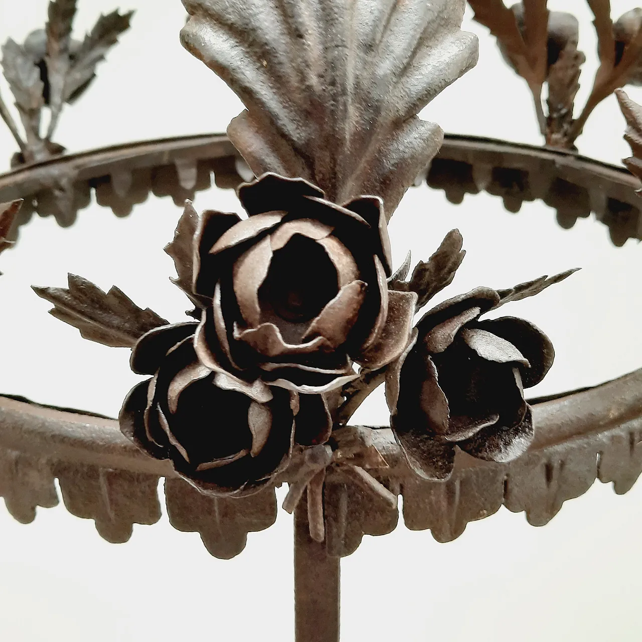 Entrance lamp in iron with bunches of roses, 10s 12