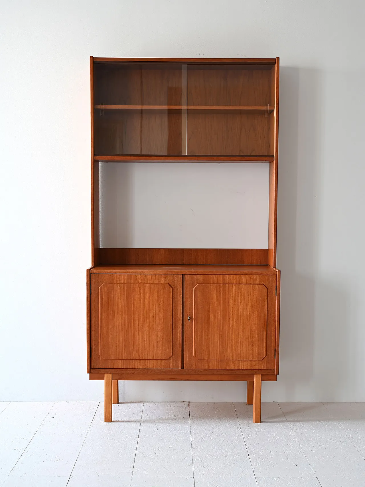 Credenza scandinava con vetrinetta 2