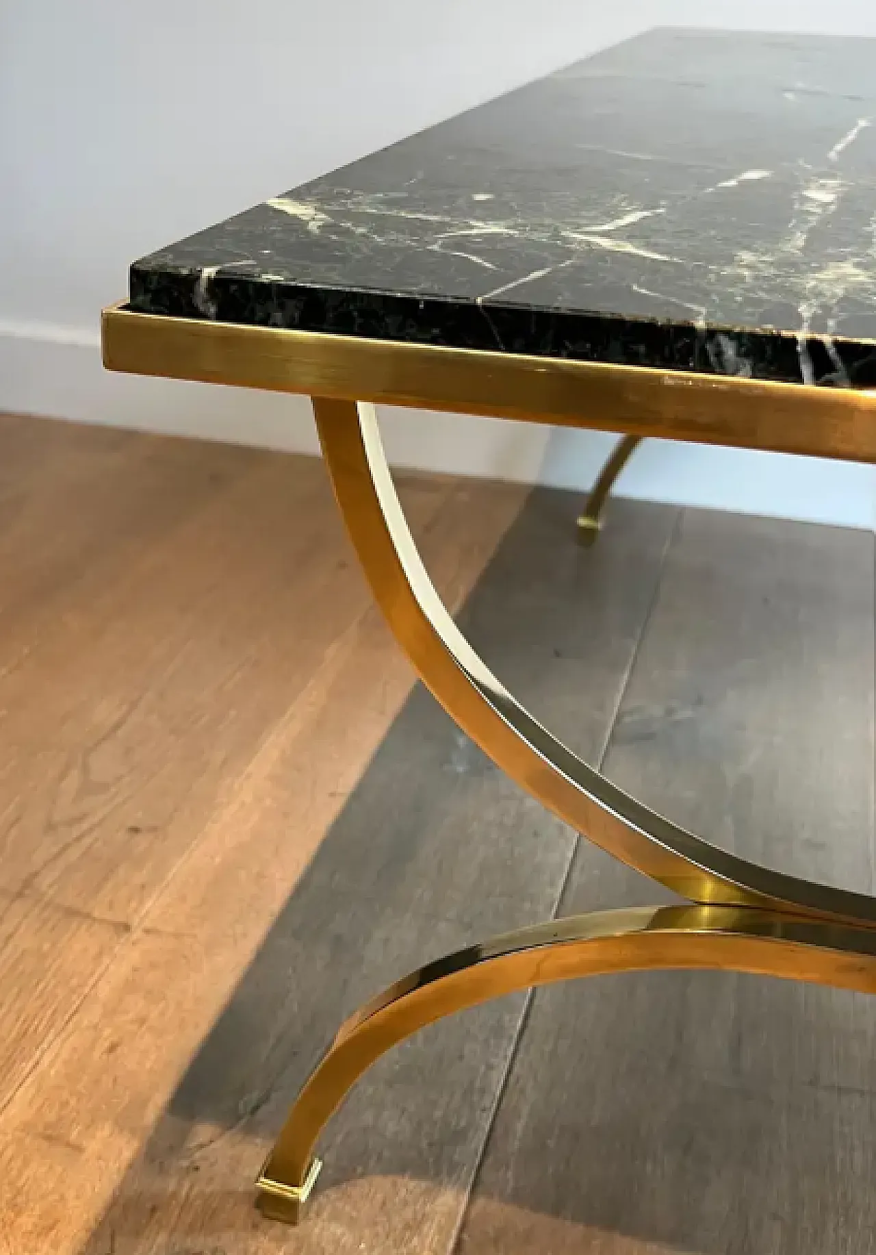 Tavolino in ottone con piano in marmo di Maison Jansen, anni '40 11