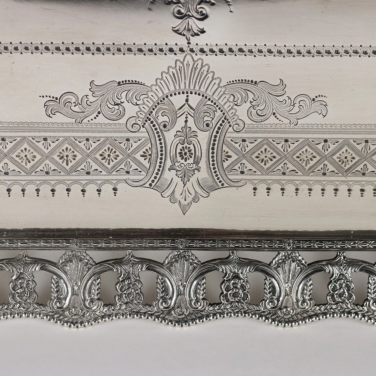 Vassoio in argento di gioielleria West & Son Dublino, fine '800 3