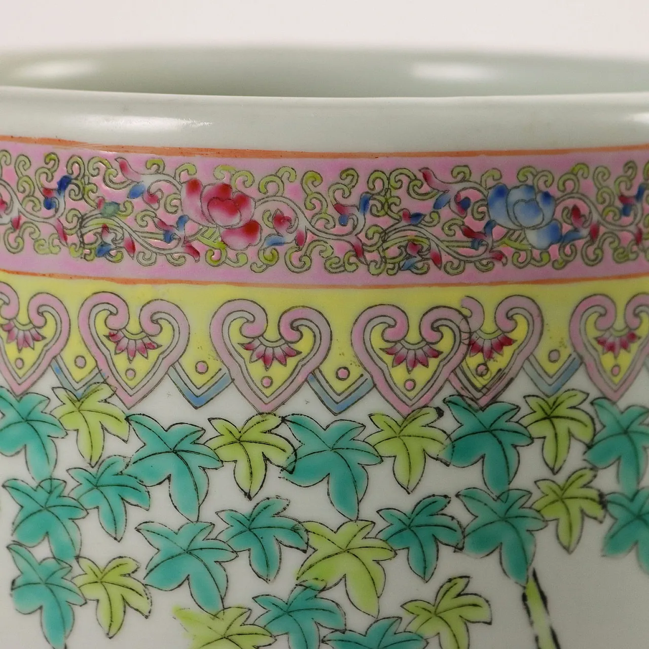 Vaso cilindrico in porcellana con fenici e motivi floreali, anni '70 4