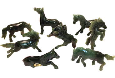 Serie vintage di otto statuette di cavalli in giada verde cinese