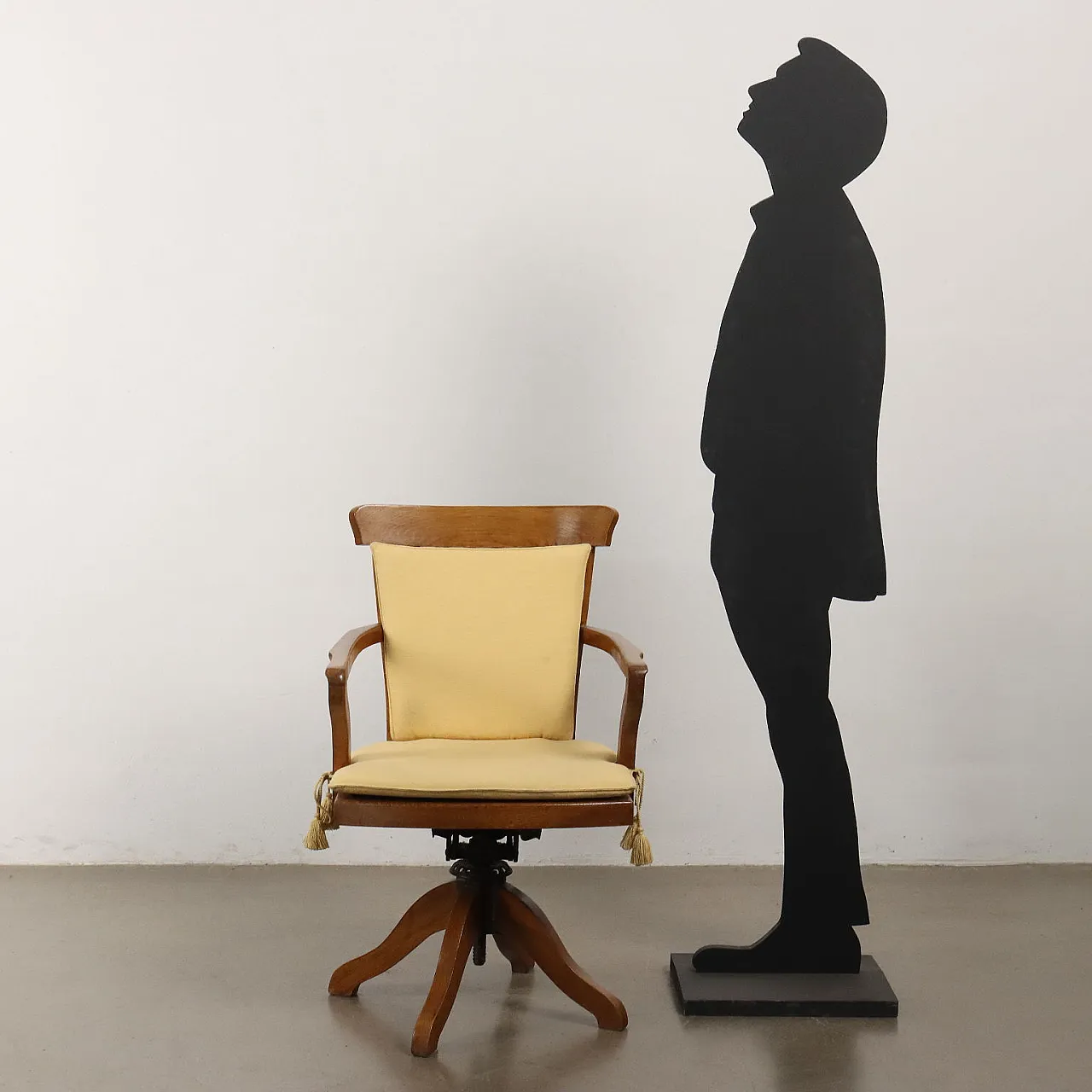 Poltrona girevole in legno di rovere con cuscini in tessuto amovibili 2