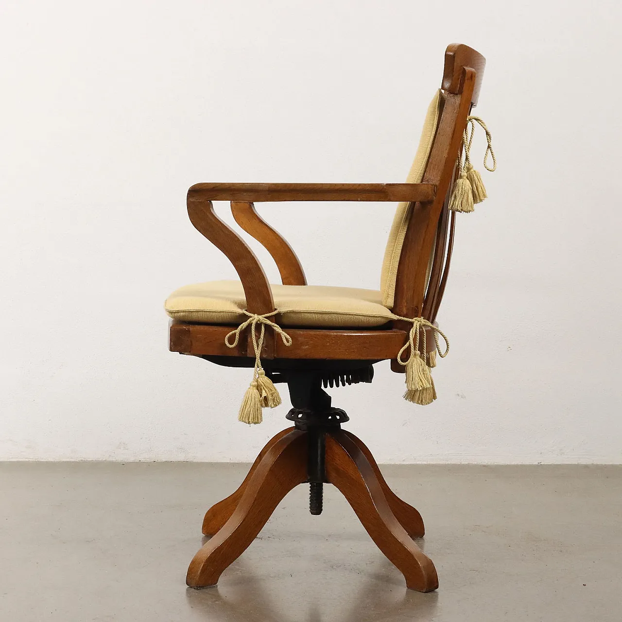 Poltrona girevole in legno di rovere con cuscini in tessuto amovibili 3