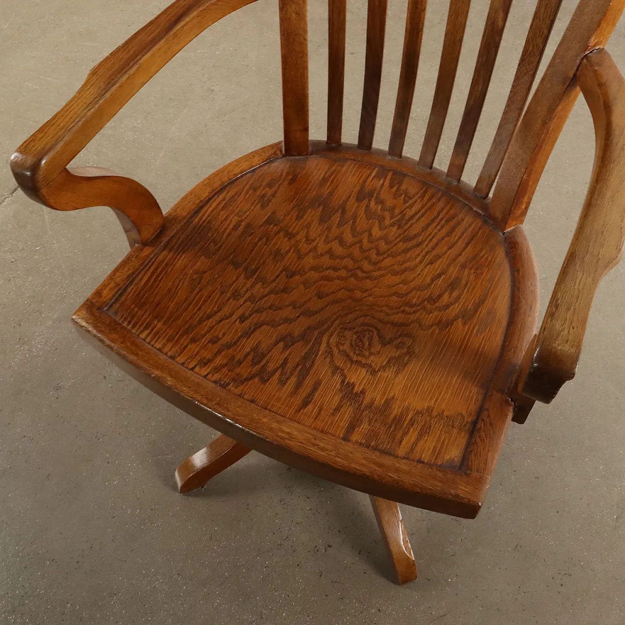 Poltrona girevole in legno di rovere con cuscini in tessuto amovibili 4