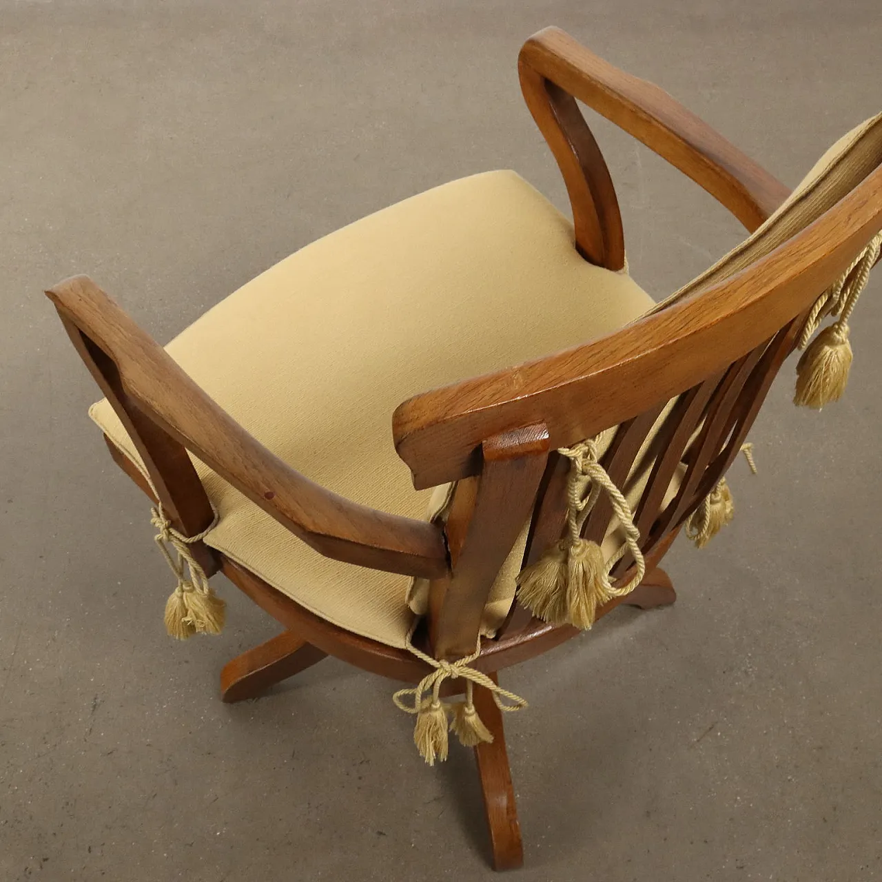 Poltrona girevole in legno di rovere con cuscini in tessuto amovibili 5