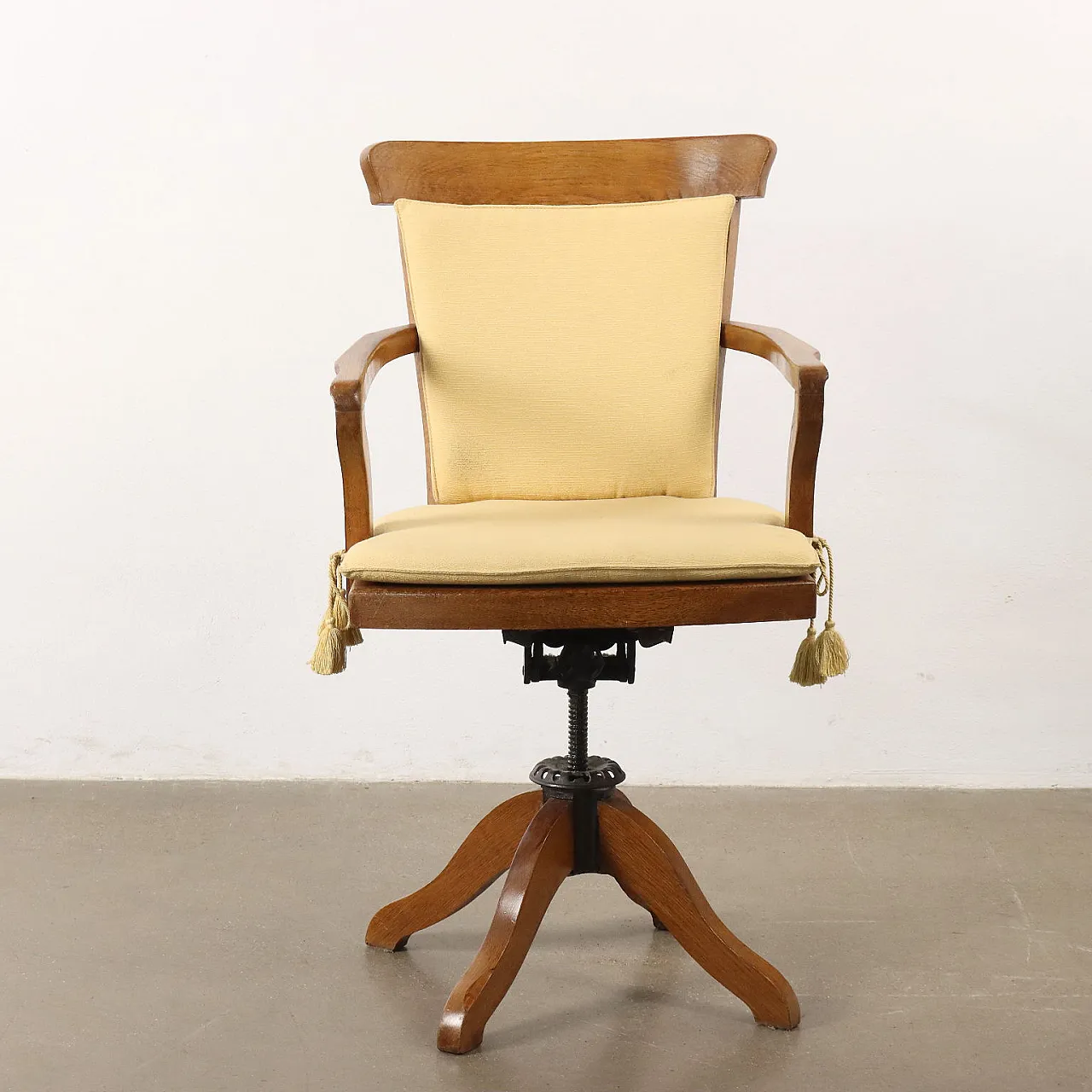 Poltrona girevole in legno di rovere con cuscini in tessuto amovibili 6