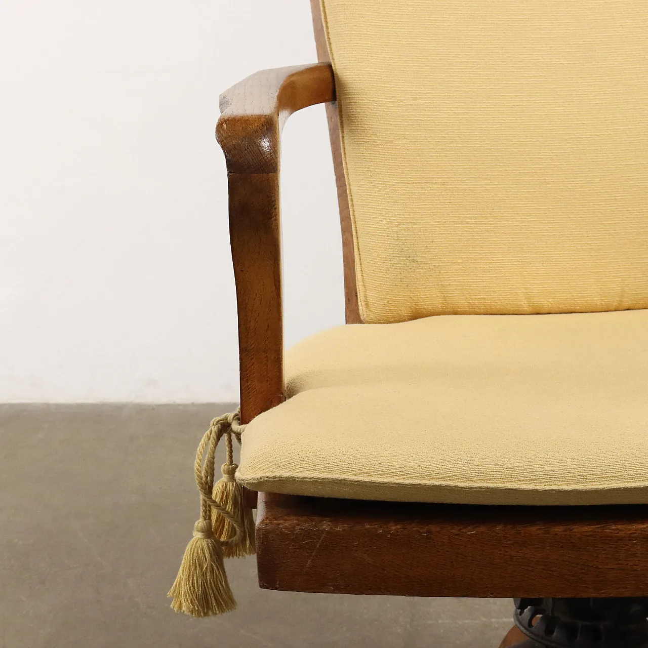 Poltrona girevole in legno di rovere con cuscini in tessuto amovibili 7