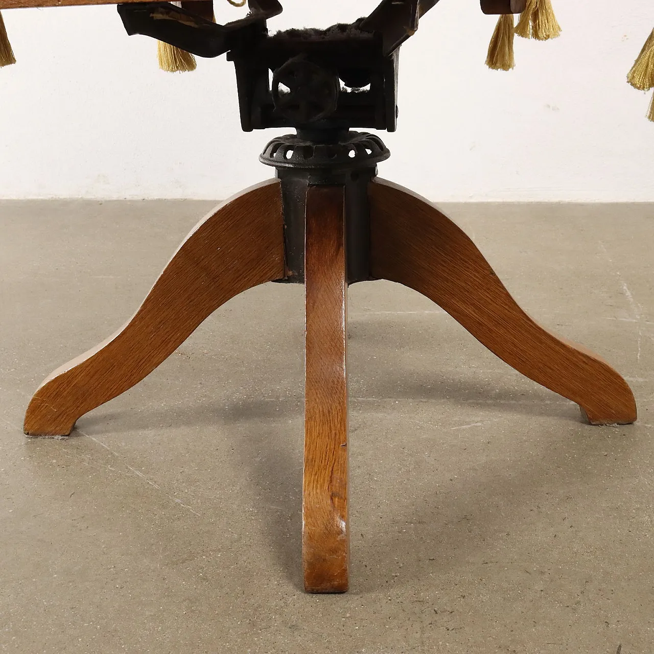 Poltrona girevole in legno di rovere con cuscini in tessuto amovibili 8