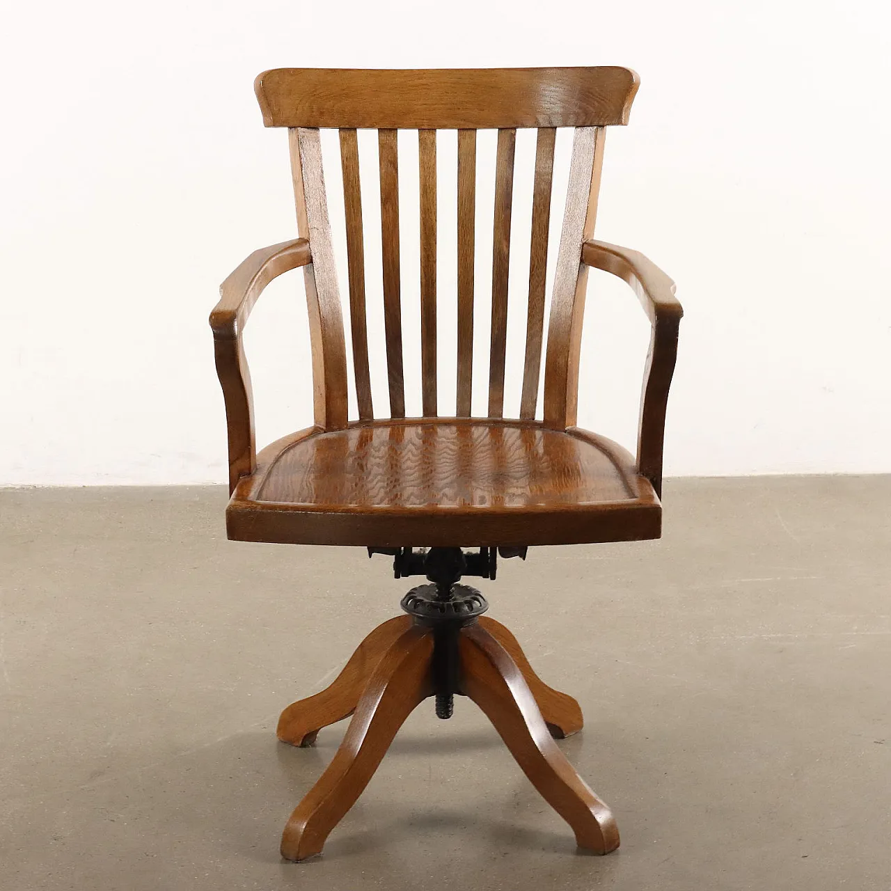 Poltrona girevole in legno di rovere con cuscini in tessuto amovibili 9