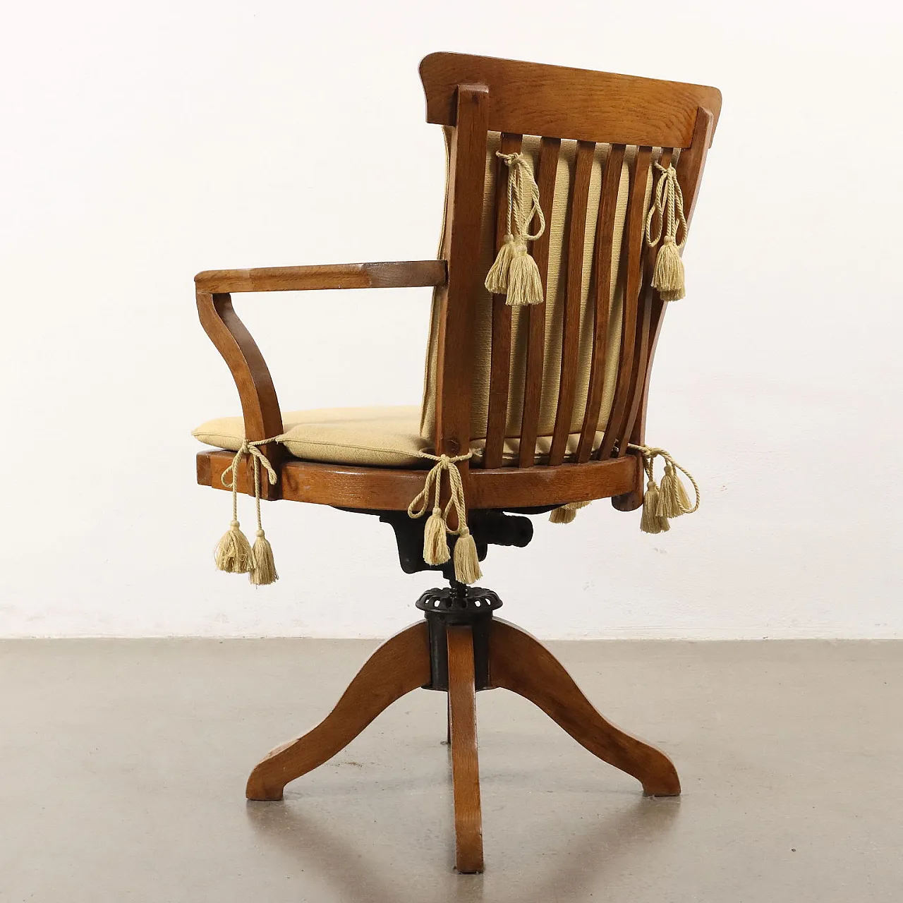 Poltrona girevole in legno di rovere con cuscini in tessuto amovibili 10