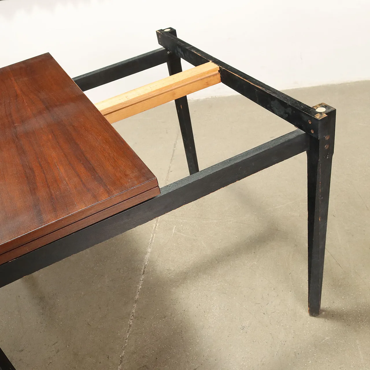 Tavolo allungabile con piano in jacaranda e struttura in legno tinto ebano, anni '60 4