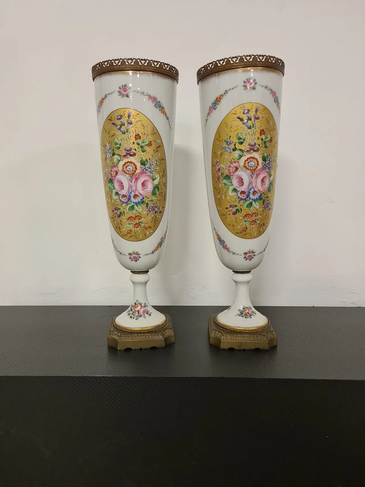 Coppia di vasi dipinti a mano in porcellana Limoges 1