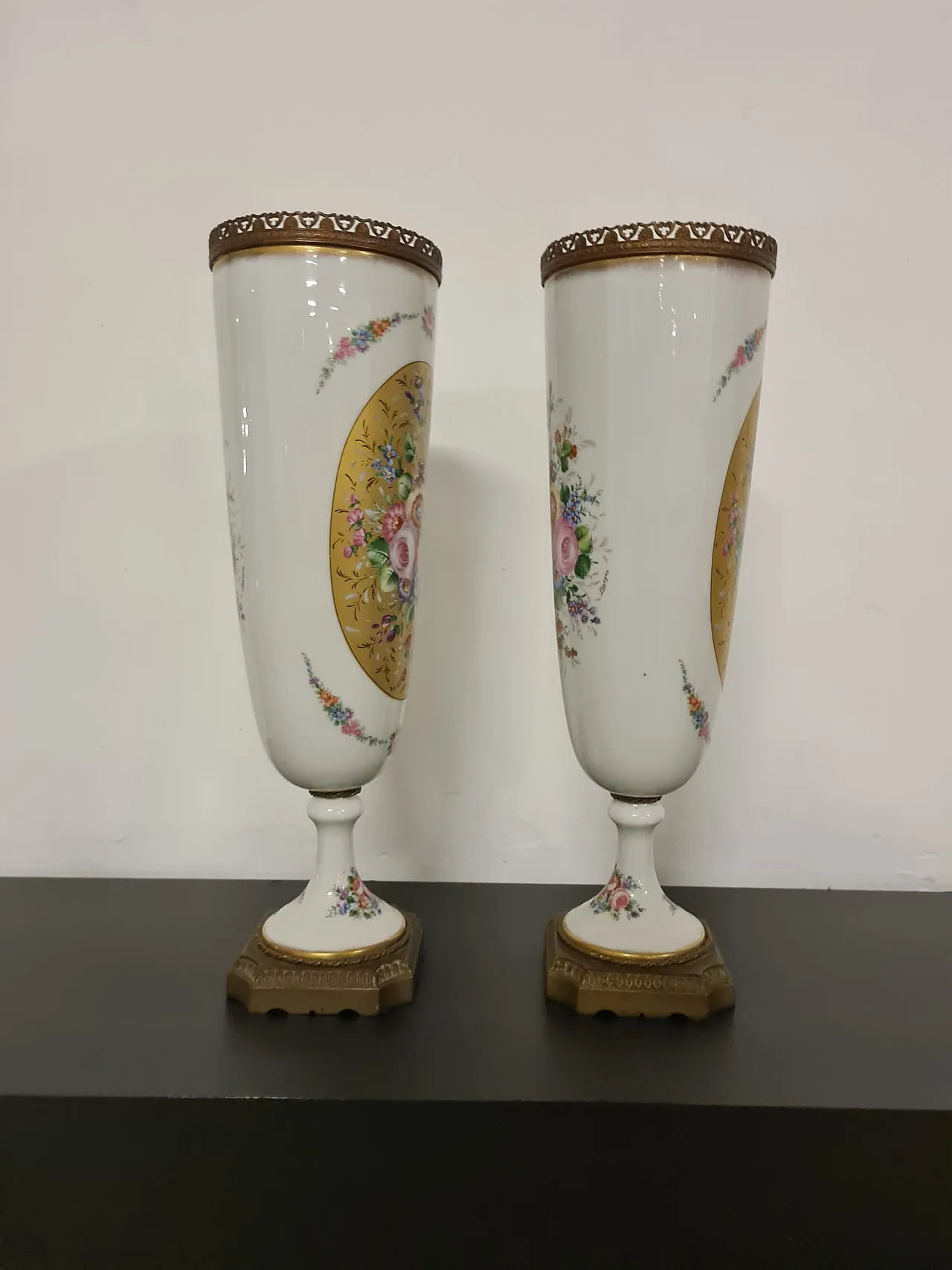 Coppia di vasi dipinti a mano in porcellana Limoges 2