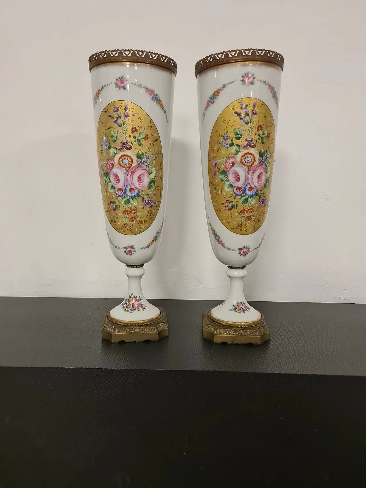 Coppia di vasi dipinti a mano in porcellana Limoges 3