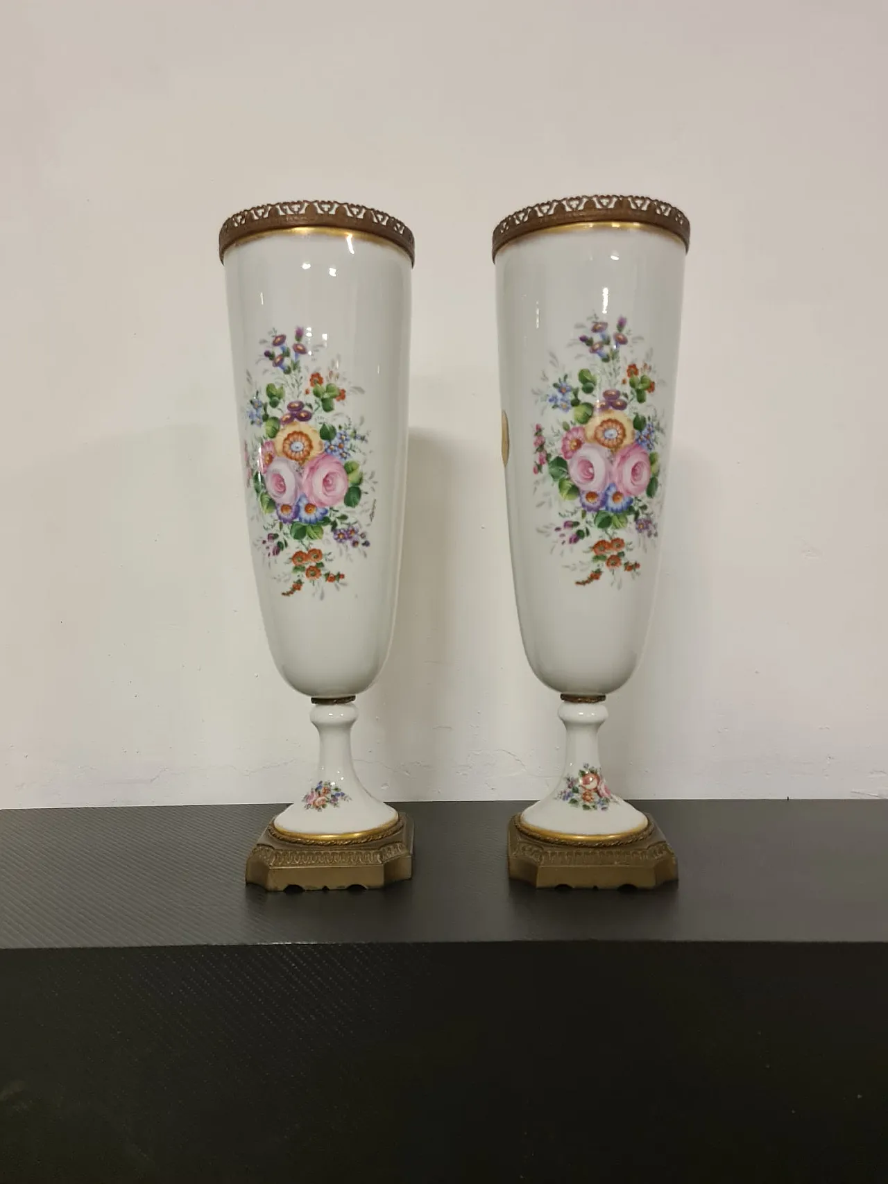 Coppia di vasi dipinti a mano in porcellana Limoges 4