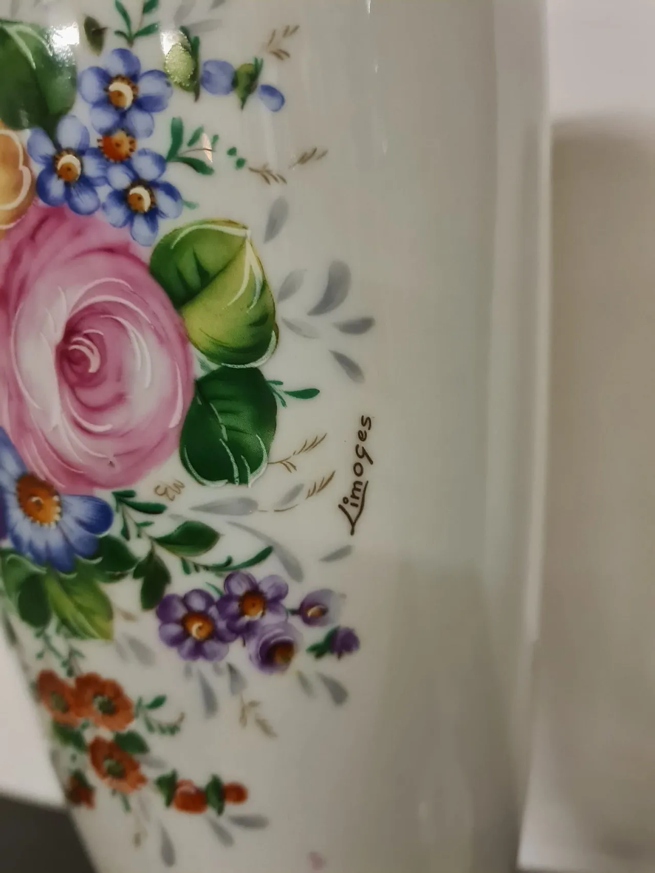 Coppia di vasi dipinti a mano in porcellana Limoges 6