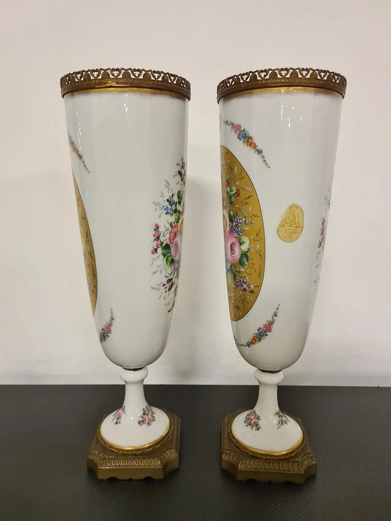 Coppia di vasi dipinti a mano in porcellana Limoges 9